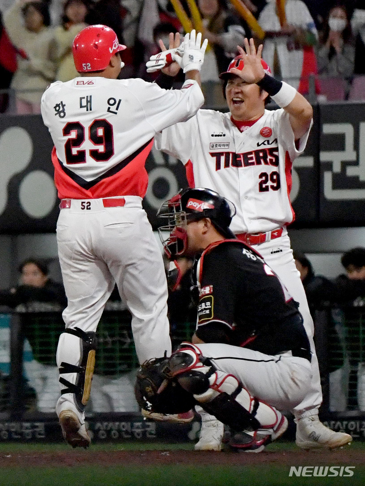 [광주=뉴시스] 이영주 기자 = 7일 오후 광주 북구 광주-기아챔피언스필드에서 열린 2022프로야구 KIA 타이거즈 대 KT 위즈의 경기, 4회 말 2사 상황에서 홈런을 날린 KIA 7번 타자 황대인이 홈인하며 환호하고 있다.&nbsp; 2022.10.06. leeyj2578@newsis.com