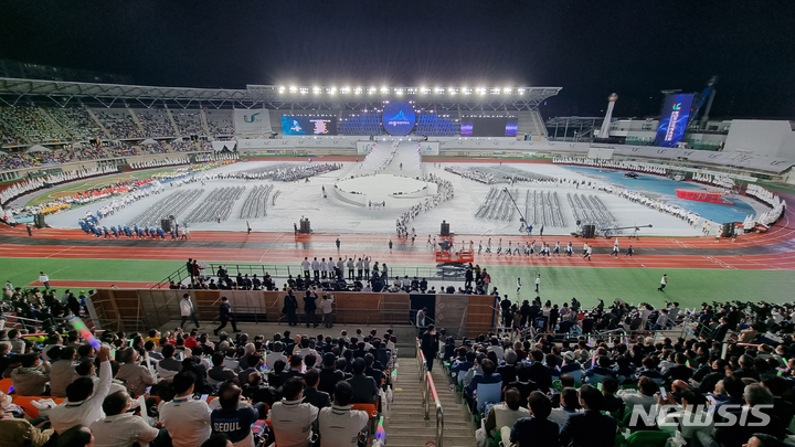 [울산=뉴시스] 배병수 기자 = 제103회 전국체전 및 제42회 전국장애인체전개막식이 7일 오후 울산 중구 종합운동장에서 진행되고 있다. 2022.10.07. bbs@newsis.com