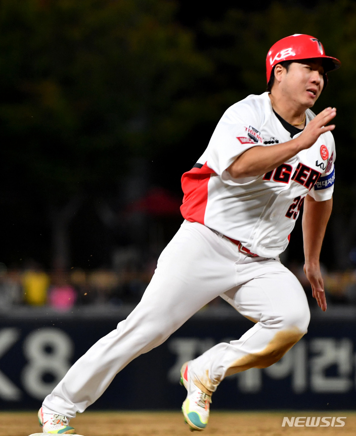 [광주=뉴시스] 이영주 기자 = 7일 오후 광주 북구 광주-기아챔피언스필드에서 열린 2022프로야구 KIA 타이거즈 대 KT 위즈의 경기, 7회 말 KIA 2번 타자 이창진이 4번 타자 소크라테스의 안타 직후 홈으로 달리고 있다. 2022.10.07. leeyj2578@newsis.com