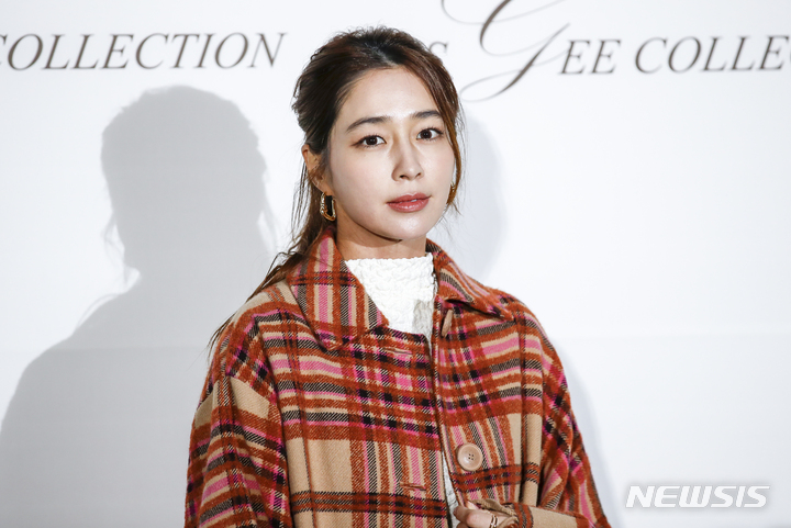 [서울=뉴시스] 정병혁 기자 = 배우 이민정이 7일 오후 서울 중구 동대문디자인플라자에서 열린 K컬처 패션쇼-지춘희 ‘미스지 콜렉션'에 참석해 포즈를 취하고 있다. 2022.10.07. jhope@newsis.com