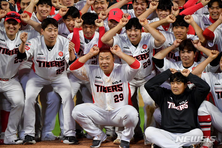 [광주=뉴시스] 이영주 기자 = 7일 오후 광주 북구 광주-기아챔피언스필드에서 열린 KIA 나지완의 은퇴식, 나지완과 KIA 선수들이 기념사진을 찍고 있다. 2022.10.07. leeyj2578@newsis.com