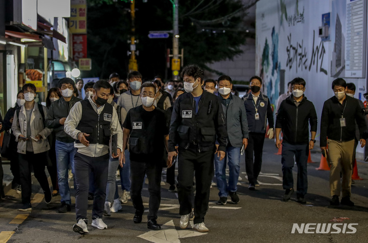[서울=뉴시스] 정병혁 기자 = 지난해 10월7일 오후 서울 강남구 강남역 일대에서 경찰 수사관을 비롯한 소방, 구청 관계자들이 마약, 불법 영업 등 클럽 안전 점검을 위해 이동하고 있다. 2022.10.07. jhope@newsis.com