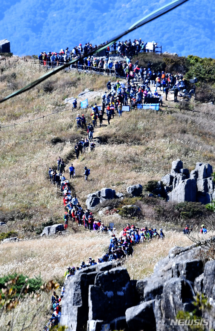 [광주=뉴시스] 이영주 기자 = 무등산국립공원 정상개방 행사가 열린 8일 오전 지왕봉으로 향하는 탐방객들의 발길이 끊이지 않고 있다. 2022.10.08. leeyj2578@newsis.com