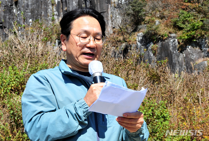 [광주=뉴시스] 이영주 기자 = 무등산국립공원 정상개방 행사가 열린 8일 오전 광주 무등산국립공원 지왕봉 앞에서 강기정 광주시장이 무등산 편지라는 제목의 글을 낭독하고 있다.&nbsp; 2022.10.08. leeyj2578@newsis.com