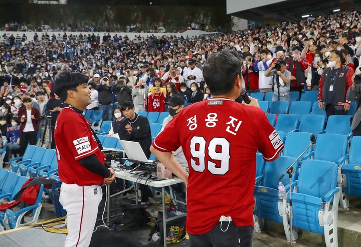 정용진 신세계그룹 부회장(SSG랜더스 구단주)이 8일 SSG랜더스의 2022년 정규 시즌 마지막 경기가 열린 대구 삼성라이온스파크에서 8회 초 원정팀 SSG랜더스 응원석을 찾아 팬들에게 감사의 인사를 전했다.(사진=신세계그룹 제공) *재판매 및 DB 금지