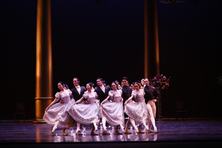 [서울=뉴시스]발레 '오네긴' 공연 장면. (사진=유니버설발레단/Kyoungjin Kim) 2022.10.08. photo@newsis.com *재판매 및 DB 금지