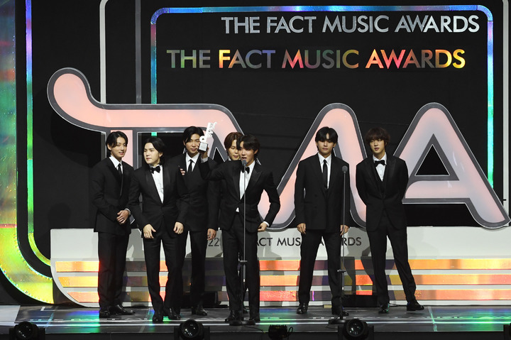 [서울=뉴시스] '더팩트 뮤직 어워즈'에서 상 받는 방탄소년단. 2022.10.08. (사진= 더팩트 제공) photo@newsis.com*재판매 및 DB 금지 *재판매 및 DB 금지