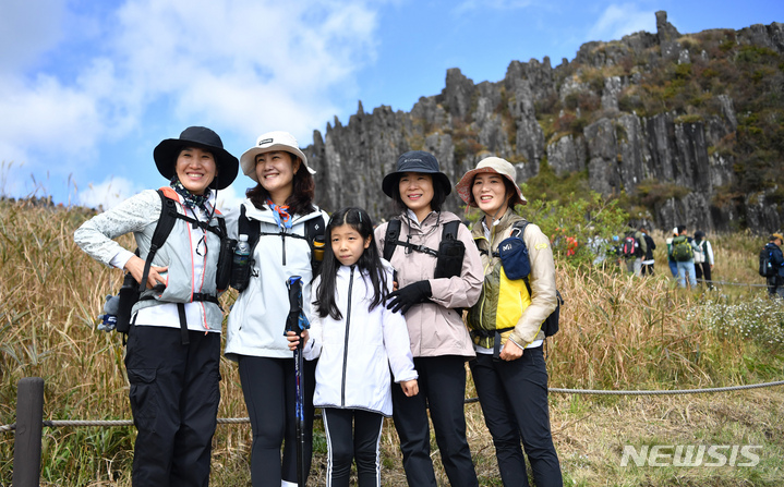 [광주=뉴시스] 이영주 기자 = 무등산국립공원 정상 개방 행사가 열린 8일 오전 광주 무등산국립공원 지왕봉 앞에서 한 가족이 포즈를 취하고 있다.  2022.10.08. leeyj2578@newsis.com