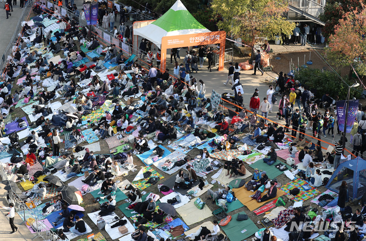 [서울=뉴시스] 이영환 기자 = 8일 오후 서울 영등포구 여의도한강공원에서 시민들이 한화와 함께하는 서울세계불꽃축제 2022를 관람하기 위해 대기하고 있다. 2022.10.08. 20hwan@newsis.com