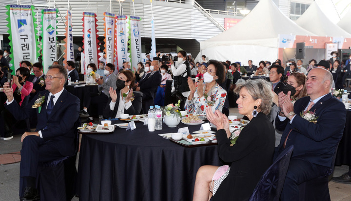 [여수=뉴시스] 이창우 기자=남도의 맛! 세계를 잇다!를 주제로 '제28회 남도음식문화큰잔치' 개막식이 7일 오후 여수세계박람회장 디지털갤러리에서 열린 가운데 그리스, 루마니아, 파나마, 과테말라 주한대사가 개막식에 첨삭해 박수를 치고 있다. (사진=전남도 제공) 2022.10.08. photo@newsis.com *재판매 및 DB 금지