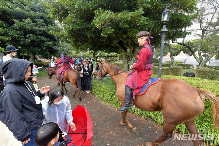 [제주=뉴시스] 우장호 기자 = 8일 오후 제주시 애월읍 제주경마공원에서 열린 '제17회 제주마(馬)축제'에서 말 행진 퍼포먼스가 진행되고 있다. 2022.10.08. woo1223@newsis.com