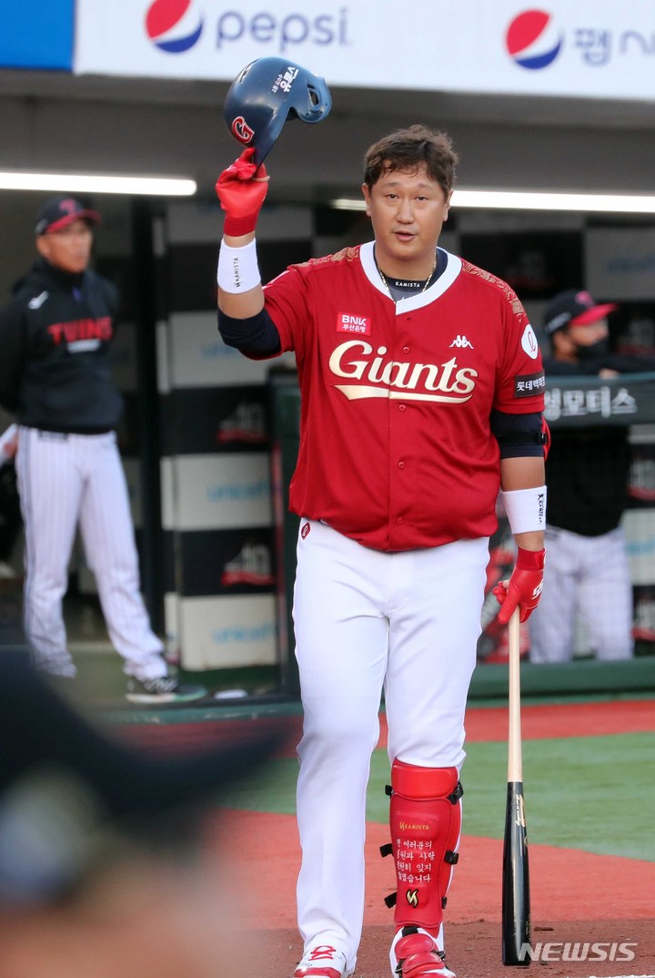 [부산=뉴시스] 하경민 기자 = 롯데 자이언츠 이대호 선수가 8일 부산 동래구 사직야구장에서 열린 은퇴경기 첫 타석에 들어가면서 관중들에게 인사하고 있다. 이대호는 이날 경기가 끝난 이후 은퇴식을 갖고 22년 간의 프로야구 선수 생활을 마무리한다. 2022.10.08. yulnetphoto@newsis.com
