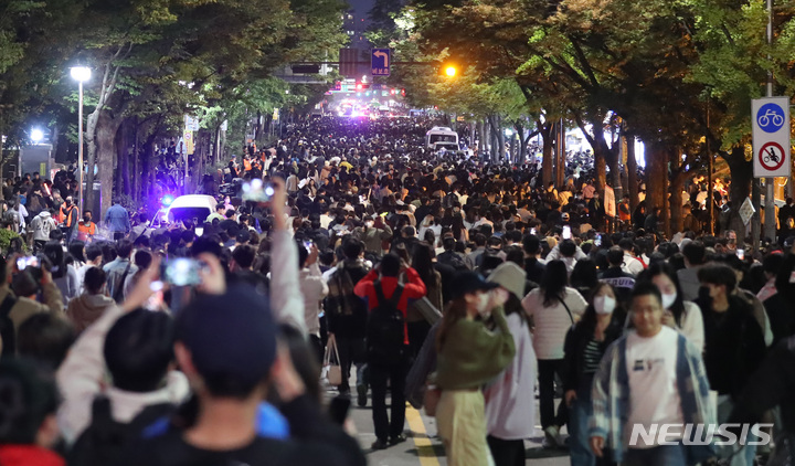 [서울=뉴시스] 이영환 기자 = 8일 오후 서울 영등포구 여의도한강공원에서 열린 한화와 함께하는 서울세계불꽃축제 2022 관람을 마친 시민들이 이동하고 있다. 이날 열린 불꽃축제로 인해 현재 지하철 5호선 여의나루역은 무정차 운행중이다. 2022.10.08. 20hwan@newsis.com