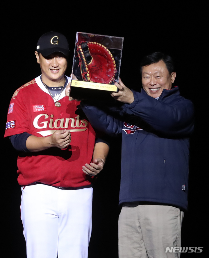 [부산=뉴시스] 하경민 기자 = 롯데 자이언츠 신동빈(오른쪽) 구단주가 8일 부산 동래구 사직야구장에서 열린 이대호 선수 은퇴식에 참석, 이대호 선수가 사용한 글러브를 선물받고 있다. 이대호의 등번호 '10번'은 고(故) 최동원의 11번 이후 롯데에서 두 번째로 영구결번으로 지정됐다. 2022.10.08. yulnetphoto@newsis.com