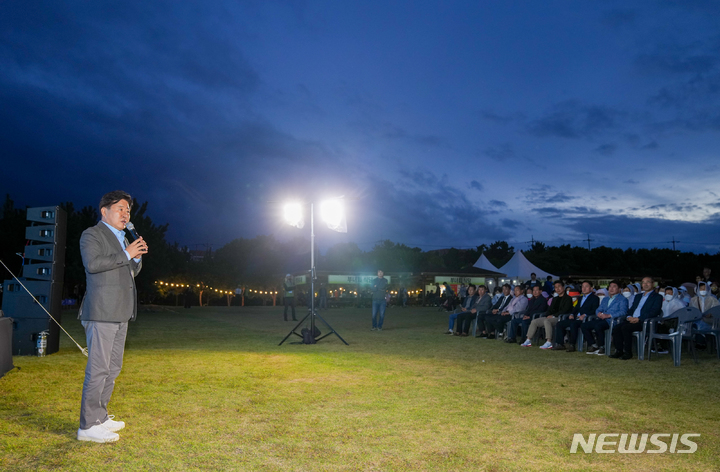 [서귀포=뉴시스] 오영재 기자 = 오영훈 제주도지사가 8일 오후 제주 서귀포시 강정천 일대 체육공원에서 열린 제1회 강정마을 생태축제에 참석해 발언하고 있다. (사진=제주도 제공) 2022.10.09. oyj4343@newsis.com 