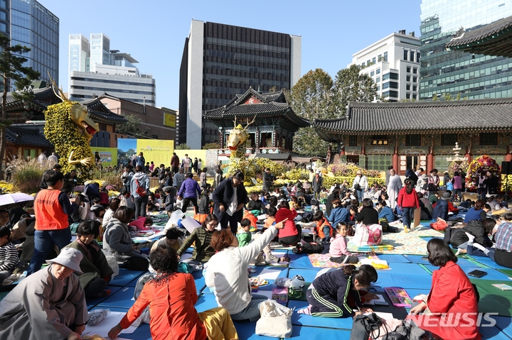 [서울=뉴시스] 조계사가 2019년 개최한 어린이 미술대회 '나는 화가다' 전경. (사진=조계사 제공) 2022.10.09. photo@newsis.com *재판매 및 DB 금지