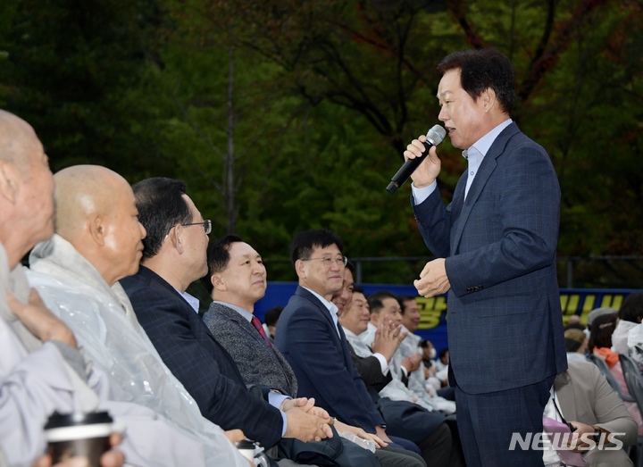 [합천=뉴시스] 홍정명 기자= 9일 오후 경남 합천 해인사 경내 특별무대에서 열인 '국민힐링 달빛 콘서트'에 참석한 박완수 경남도지사가 인사말을 하고 있다.(사진=경남도 제공) 2022.10.09. photo@newsis.com