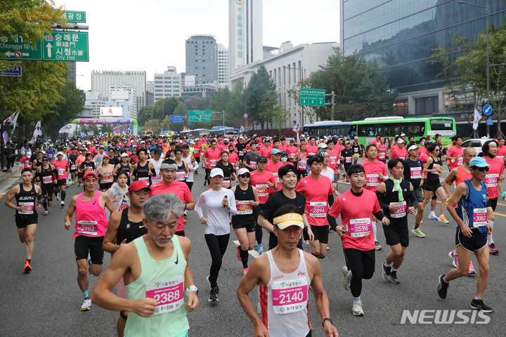 [서울=뉴시스] 권창회 기자 = 9일 오전 서울 중구 서울시청 인근에서 열린 '2022 서울달리기'에서 참가자들이 힘차게 출발해 광화문 방향으로 달리고 있다. 2022.10.09. kch0523@newsis.com