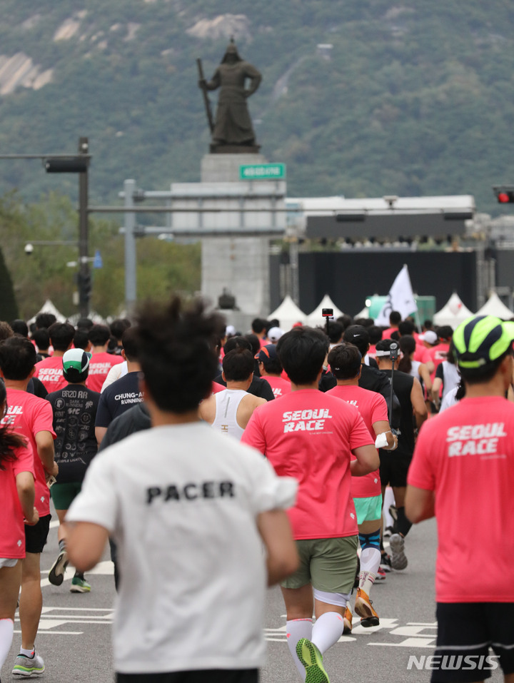 [서울=뉴시스] 권창회 기자 = 9일 오전 서울 중구 서울시청 인근에서 열린 '2022 서울달리기'에서 참가자들이 힘차게 출발해 광화문 방향으로 달리고 있다. 2022.10.09. kch0523@newsis.com