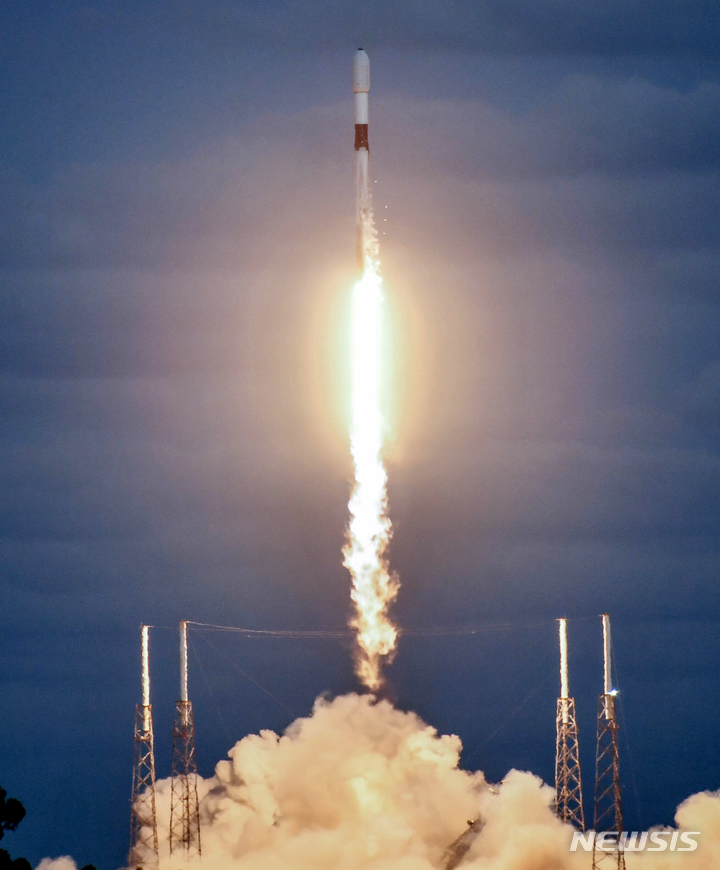 [케이프 캐너버럴( 미 플로리다주)=AP/뉴시스] 스페이스 X가 통신위성들을 탑재한 팔콘9 로켓을 지난 10월8일 플로리다주 케이프 캐너버럴 기지에서 발사하는 장면.&nbsp; 이 회사는 10월 20일에도 스타링크 위성 54기를 성공적으로 우주에 쏘아보냈다고 발표했다.&nbsp; 