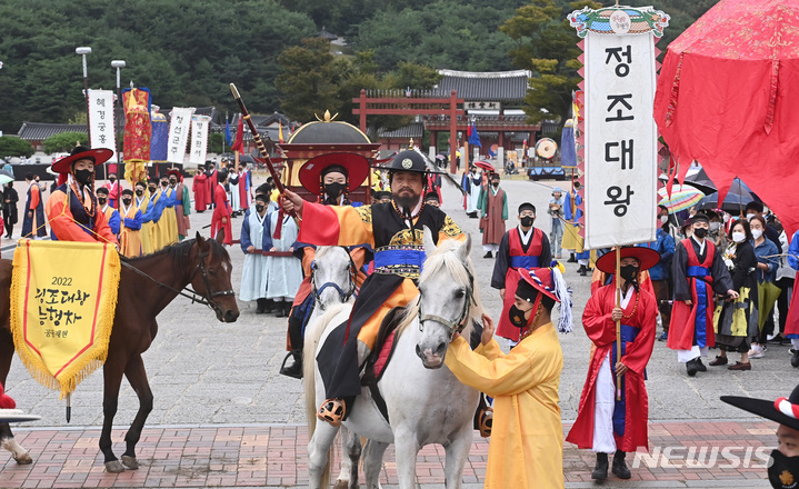 [수원=뉴시스] 김종택기자 = '2022 정조대왕 능행차 공동재현' 행렬이 9일 경기도 수원시 팔달구 화성행궁을 출발해 융릉으로 향하고 있다. 2018년 이후 4년만에 열린 이번 정조대왕 능행차 재현행사는 서울 창덕궁부터 수원화성을 거쳐 융릉까지 약 59Km 구간을 정조와 관리, 장수 및 군사로 분장한 2900여명이 행차했다. 2022.10.09. jtk@newsis.com