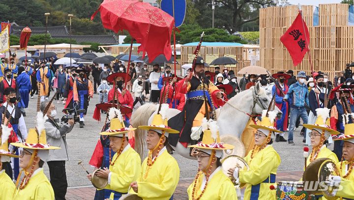 [수원=뉴시스] 김종택기자 = '2022 정조대왕 능행차 공동재현' 행렬이 9일 경기도 수원시 팔달구 화성행궁을 출발해 융릉으로 향하고 있다. 2018년 이후 4년만에 열린 이번 정조대왕 능행차 재현행사는 서울 창덕궁부터 수원화성을 거쳐 융릉까지 약 59Km 구간을 정조와 관리, 장수 및 군사로 분장한 2900여명이 행차했다. 2022.10.09. jtk@newsis.com