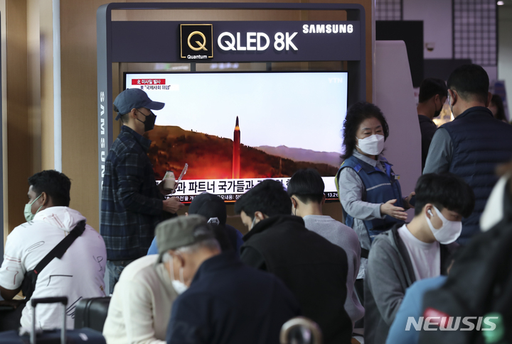 [서울=뉴시스] 김근수 기자 = 북한이 9일 새벽 동해상으로 단거리 탄도미사일(SRBM) 2발을 발사한 9일 오전 서울역 대합실에서 시민들이 뉴스를 시청하고 있다. 2022.10.09. ks@newsis.com