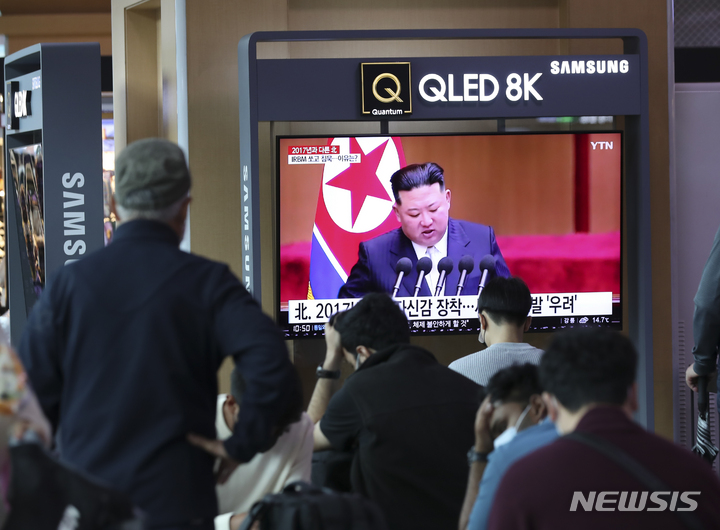 [서울=뉴시스] 김근수 기자 = 북한이 9일 새벽 동해상으로 단거리 탄도미사일(SRBM) 2발을 발사한 9일 오전 서울역 대합실에서 시민들이 뉴스를 시청하고 있다. 2022.10.09. ks@newsis.com