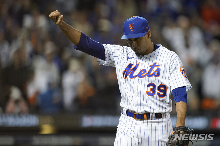 [뉴욕=AP/뉴시스] 뉴욕 메츠의 마무리 투수 에드윈 디아즈가 9일(한국시간) 미국 뉴욕 퀸즈 시티 필드에서 열린 샌디에이고 파드레스와 2022 MLB 내셔널리그 와일드카드 시리즈 2차전에서 8회 초 이닝을 마무리한 뒤 오른팔을 번쩍 들어 기쁨을 표시하고 있다. 2022.10.09.