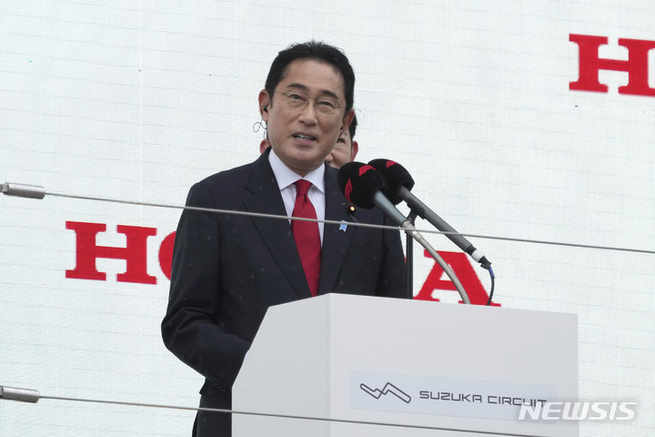 [스즈카=AP/뉴시스]기시다 후미오 일본 총리가 지난 9일 미에현 스즈카시 스즈카 서킷을 방문해 F1 일본 그랑프리 결승 레이스를 관람했다. 관람 전 연단에 서서 관람객들에게 인사하고 있다. 2022.10.17.