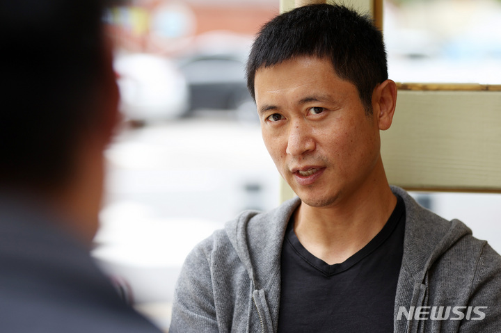 [서울=뉴시스] 백동현 기자 = 이영표 대한축구협회 부회장이 지난 4일 오후 서울 강남구 한 카페에서 뉴시스와 인터뷰하고 있다. 2022.10.11. livertrent@newsis.com