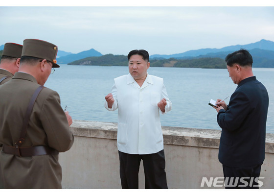 [서울=뉴시스] 인민군 전술핵운용부대 군사훈련 참관한 김정은 국무위원장. (사진=노동신문 갈무리) 2022.10.10