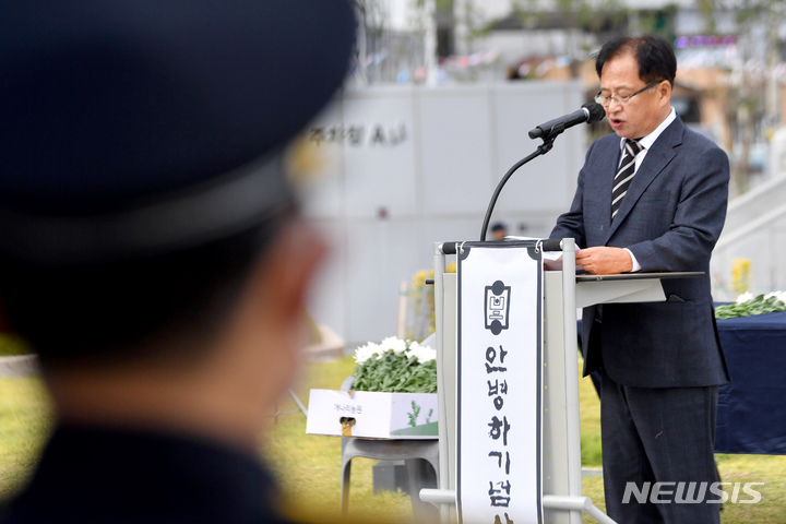 [광주=뉴시스] 이영주 기자 = 경찰청은 18일 오전 국립서울현충원에서 유재성 경찰청장 직무대행을 비롯한 경찰청 지휘부가 참석한 가운데 안병하 치안감 등 순직 경찰관 6명의 묘역을 참배했다고 밝혔다. 사진은 안 치안감 34주기 추모식이 열린 지난 2022년 10월 10일 오후 광주 동구 5·18 민주광장에서 안 치안감의 아들인 안호재 안병하인권학교 대표가 인삿말을 낭독하고 있는 모습. 2022.10.10. leeyj2578@newsis.com