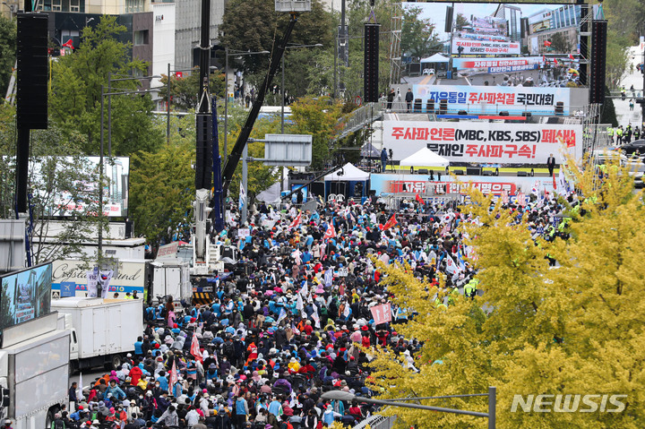 [서울=뉴시스] 권창회 기자 = 10일 서울 중구 광화문광장 인근에서 자유통일당의 '자유통일을 위한 천만서명 국민대회'가 열리고 있다. 2022.10.10. kch0523@newsis.com