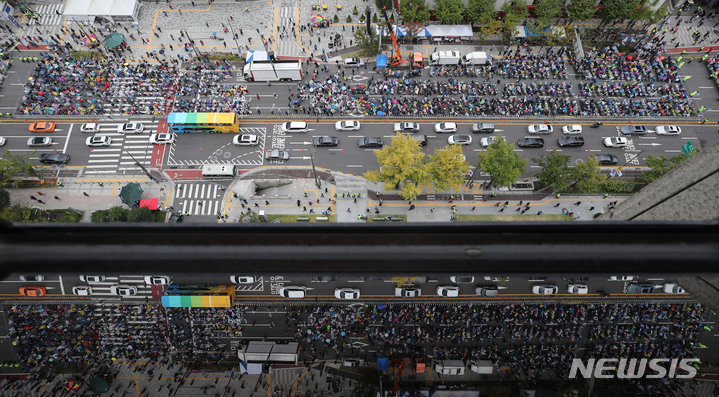 [서울=뉴시스] 권창회 기자 = 10일 서울 중구 광화문광장 인근에서 자유통일당의 '자유통일을 위한 천만서명 국민대회'가 열리고 있다. 2022.10.10. kch0523@newsis.com