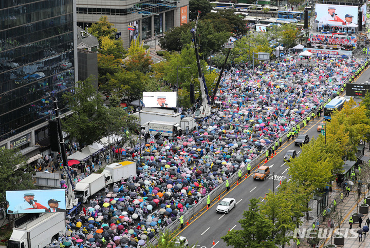 [서울=뉴시스] 권창회 기자 = 10일 서울 중구 광화문광장 인근에서 자유통일당의 '자유통일을 위한 천만서명 국민대회'가 열리고 있다. 2022.10.10. kch0523@newsis.com