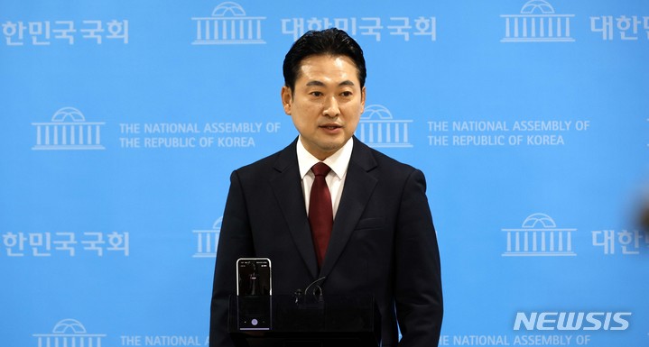 [서울=뉴시스] 김선웅 기자 = 장동혁 국민의힘 원내대변인이 10일 서울 여의도 국회 소통관에서 취재진 질문에 답변하고 있다. (공동취재사진) 2022.10.10. photo@newsis.com