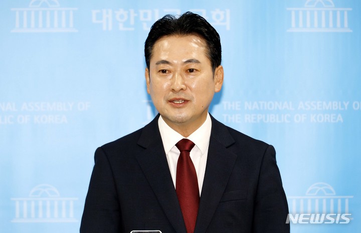 [서울=뉴시스] 김선웅 기자 = 장동혁 국민의힘 원내대변인이 10일 서울 여의도 국회 소통관에서 취재진 질문에 답변하고 있다. (공동취재사진) 2022.10.10. photo@newsis.com