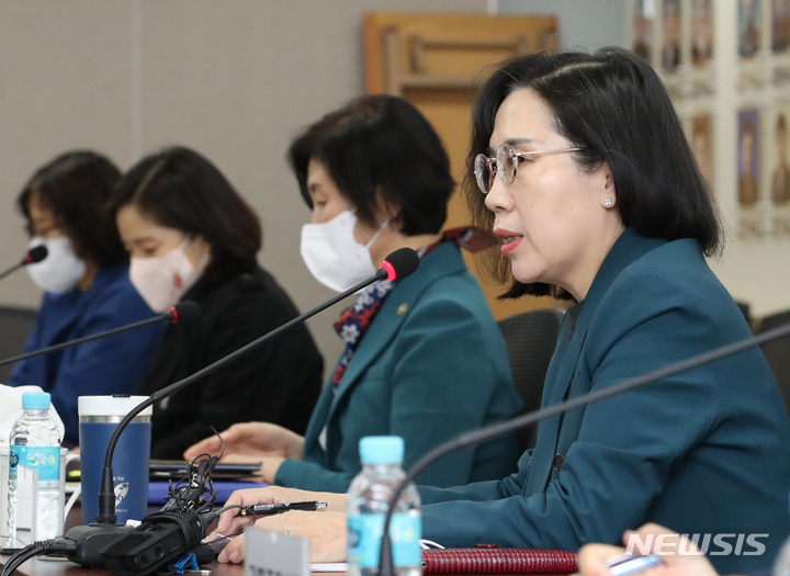 [서울=뉴시스] 김명원 기자 = 여성가족부 폐지 내용의 정부 조직 개편에 대한 여성단체와 야당의 반발이 일고 있는 가운데 김현숙 여성가족부 장관이 10일 서울 종로구 정부서울청사에서 한국여성단체협의회장 등 여성계 의견수렴 간담회에 참석해 발언하고 있다. 2022.10.10. kmx1105@newsis.com