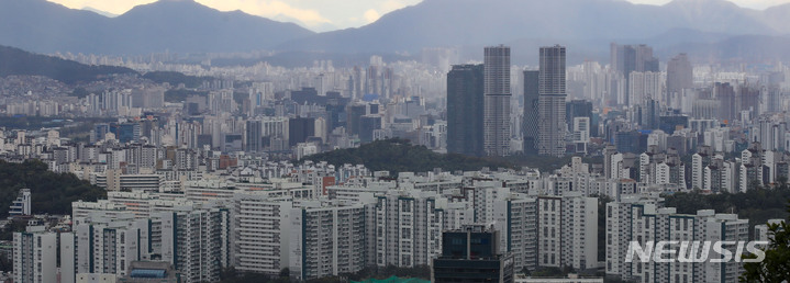 [서울=뉴시스] 조수정 기자 = 국회 기획재정위원회 소속 양경숙 더불어민주당 의원이 국토교통부와 한국부동산원에서 제출받은 자료에 따르면 2015년부터 올해 8월까지 7년 8개월간 외국인의 국내 아파트 매입 건수가 총 2만 9792건, 이 중 중국인 매입이 62.0%(1만8456건), 미국인은 19.6%(5855건), 기타국적 외국인은 18.4%(5472건)로 나타났다. 사진은 10일 오후 서울 중구 남산에서 바라본 서울 시내 아파트들. 2022.10.10. chocrystal@newsis.com