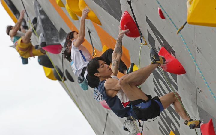 [서울=뉴시스] 김금보 기자 = 10일 오전 서울 서초구 잠원한강공원 스포츠클라이밍 특설경기장에서 열린 2022 IFSC 서울 스포츠클라이밍 아시아선수권대회 남자 리드 예선 경기, 이성수가 벽을 오르고 있다. 2022.10.10. kgb@newsis.com