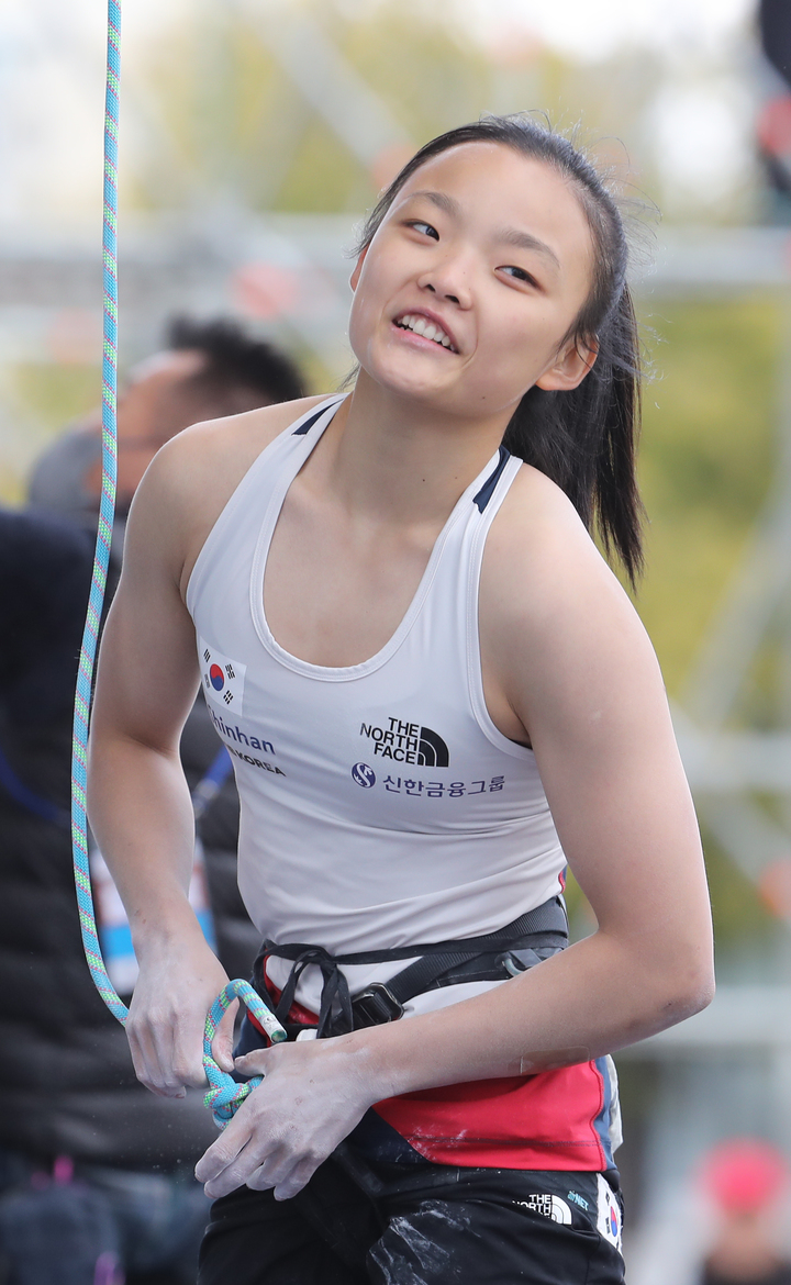 [서울=뉴시스] 김금보 기자 = 10일 오전 서울 서초구 잠원한강공원 스포츠클라이밍 특설경기장에서 열린 2022 IFSC 서울 스포츠클라이밍 아시아선수권대회 여자 리드 예선 경기, 서채현이 경기를 마치고 웃음을 보이고 있다. 2022.10.10. kgb@newsis.com