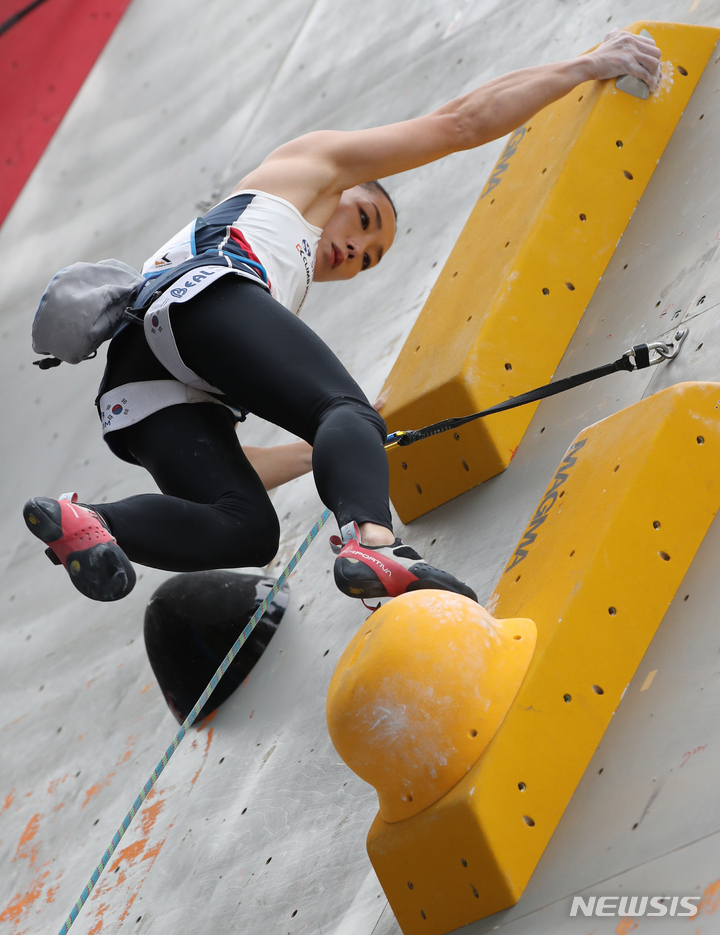[서울=뉴시스] 김금보 기자 = 10일 오전 서울 서초구 잠원한강공원 스포츠클라이밍 특설경기장에서 열린 2022 IFSC 서울 스포츠클라이밍 아시아선수권대회 여자 리드 예선 경기, 김자인이 벽을 오르고 있다. 2022.10.10. kgb@newsis.com