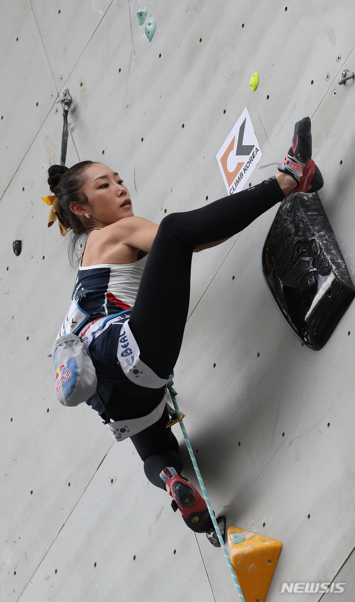 [서울=뉴시스] 김금보 기자 = 10일 오전 서울 서초구 잠원한강공원 스포츠클라이밍 특설경기장에서 열린 2022 IFSC 서울 스포츠클라이밍 아시아선수권대회 여자 리드 예선 경기, 김자인이 벽을 오르고 있다. 2022.10.10. kgb@newsis.com