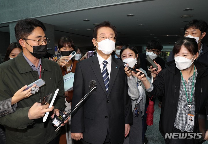 [서울=뉴시스] 김선웅 기자 = 이재명 더불어민주당 대표가 10일 서울 여의도 국회 의원회관에서 열린 ‘세계한인민주회의 2022 컨퍼런스’를 마친 뒤 취재진의 질문을 받으며 이동하고 있다. (공동취재사진) 2022.10.10. photo@newsis.com