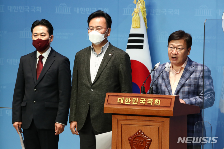 [서울=뉴시스] 김선웅 기자 = 국회 법제사법위원회 국민의힘 정점식 간사 등 의원들이 10일 서울 여의도 국회 소통관에서 감사원 국정감사 관련 기자회견을 하고 있다. 왼쪽부터 국민의힘 장동혁, 유상범, 정점식 의원. (공동취재사진) 2022.10.10. photo@newsis.com