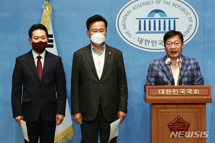 [서울=뉴시스] 김선웅 기자 = 국회 법제사법위원회 국민의힘 정점식 간사 등 의원들이 지난 10일 서울 여의도 국회 소통관에서 감사원 국정감사 관련 기자회견을 하고 있다. 왼쪽부터 국민의힘 장동혁, 유상범, 정점식 의원. (공동취재사진) 2022.10.10. photo@newsis.com