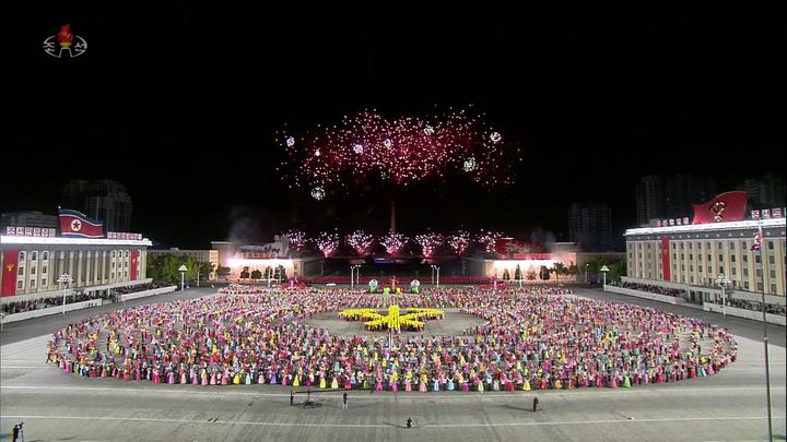 [서울=뉴시스] 조선중앙TV가 10일 북한 노동당창건 77주년을 맞아 평양 김일성광장과 대동강변에서 청년학생들의 야회 및 축포발사 소식을 실황으로 중계했다 (사진=조선중앙TV 캡처) 2022.10.10. photo@newsis.com *재판매 및 DB 금지
