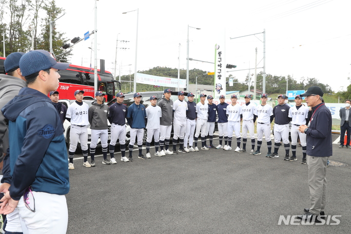 [울산=뉴시스] 홍정명 기자=박종훈(맨 오른쪽) 경남도교육감이 지난 7일 울산 전국체육대회에 출전한 마산고 야구선수들을 격려하고 있다.(사진=경남도교육청 제공) 2022.10.11. photo@newsis.com