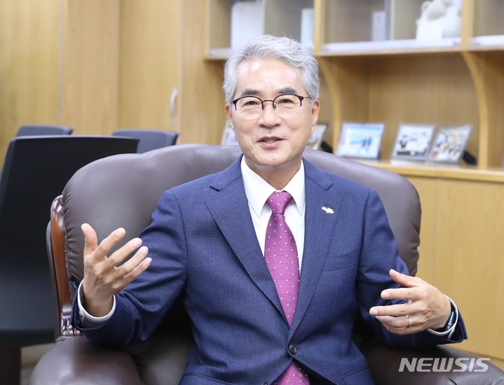 [창원=뉴시스] 홍정명 기자=경남 첫 3선 교육감인 박종훈 경남도교육감이 집무실에서 미래교육의 중요성에 대해 설명하고 있다.(사진=경남도교육청 제공) 2022.10.11. photo@newsis.com